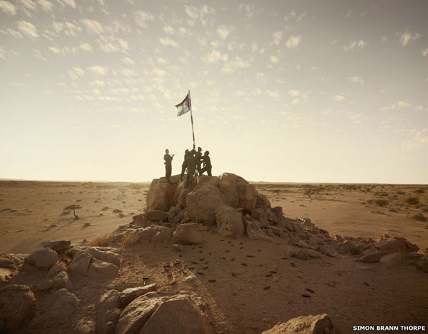 O trabalho foi produzido em colaboração com um comandante militar e os soldados liderados por ele. As poses adotadas pelos soldados contribuem para construir a narrativa do projeto, que cuida da perda da identidade durante uma guerra, tanto no nível nacional como no individual (Foto: Simon Brann Thorpe)