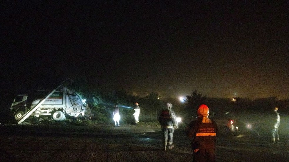 Caminhao do Demlurb bate em poste de alta tensao em Juiz de Fora na madrugada desta terça-feira (30) (Foto: Corpo de Bombeiros/Divulgação)