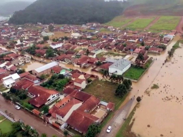 Imagem mostra Itamonte alagada com chuvas no Sul de Minas (Foto: Reprodução EPTV)