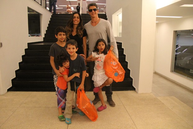 Márcio Garcia e a mulher com os filhos e um amiguinho deles (Foto: Daniel Delmiro/Agnews)