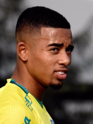 Jornalista: Gabriel Jesus está melhor na Seleção, mas não merece 