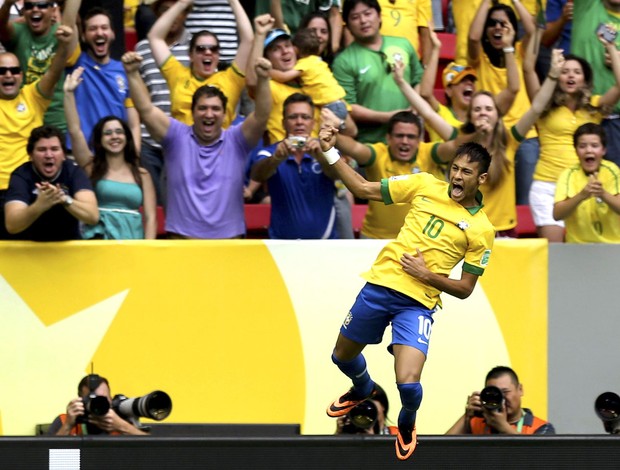 Neymar comemora gol do Brasil contra o Japão (Foto: Agência EFE)