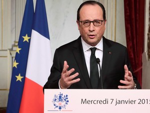 O presidente francês François Hollande discursa no Palácio do Eliseu, em Paris. Hollande decretou luto nacional na França após o atentado à revista 'Charlie Hebdo' que deixou 12 mortos e 11 feridos (Foto: Philippe Wojazer/Pool/AFP) O presidente francês François Hollande discursa no Palácio do Eliseu, em Paris. Hollande decretou luto nacional na França após o atentado à revista 'Charlie Hebdo' que deixou 12 mortos e 11 feridos (Foto: Philippe Wojazer/Pool/AFP)