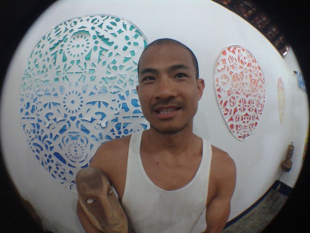 Peças utilitárias e decorativas produzidas por Rajavong com materiais recicláveis brincam com os sentidos do expectador (Foto: Waldson Costa/G1)