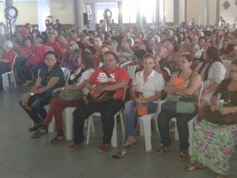 Professores se reuniram no Clube Internacional do Recife (Foto: Daniele Fonseca / TV Globo)