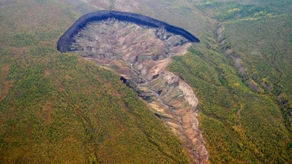 Localizada na floresta boreal da Sibéria, enorme cratera cresce, em média, 10 metros por ano e serve de alerta contra o desmatamento e o aquecimento global  (Foto: Alexander Gabyshev )