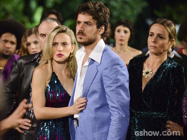 Vitória se irrita com a presença de Sandra (Foto: Raphael Dias/TV Globo)