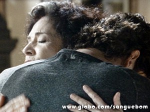 Glória consola o rapaz, sem saber que ele é seu neto (Foto: Sangue Bom/TV Globo)