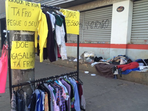 Advogada monta arara de roupas para doar agasalhos para moradores de rua, em Goiânia, Goiás (Foto: Danielle Oliveira/G1)