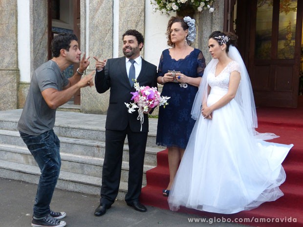 Carlito é o único que comemora o fracasso do casamento (Foto: Amor à Vida/ TV Globo)