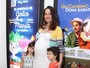 Gravidíssima, Cássia Linhares vai à estreia de peça infantil no Rio