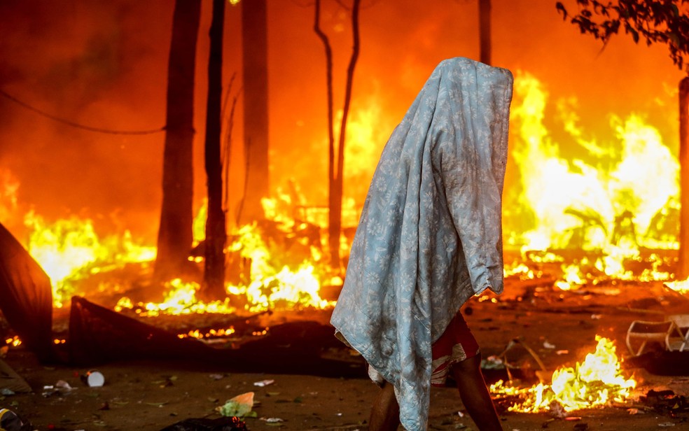 Usuários atearam fogo em barracas na Praça Princesa Isabel (Foto: Leonardo Benassatto/Framephoto/Estadão Conteúdo)