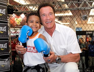 arnold schwarzenegger posa com o menino Samuel, do projeto do Will Ribeiro, lutador de MMA (Foto: Renata Anchieta / Divulgação)