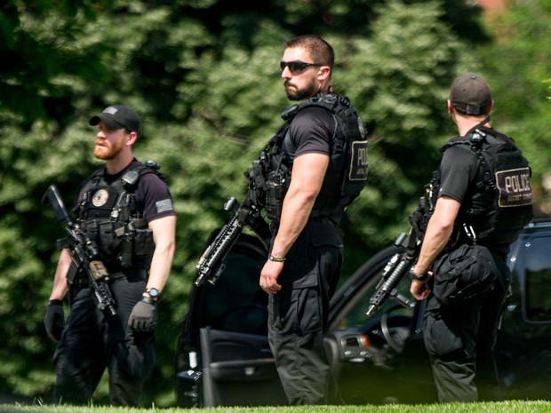 Agentes do Serviço Secreto dos Estados Unidos vigiam a ala norte da Casa Branca após relatos de tiros perto do edifício (Foto: AP Photo/Andrew Harnik)