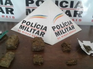 Itens arremessados na Cadeia Pública em Bambuí (Foto: PM/Divulgação)