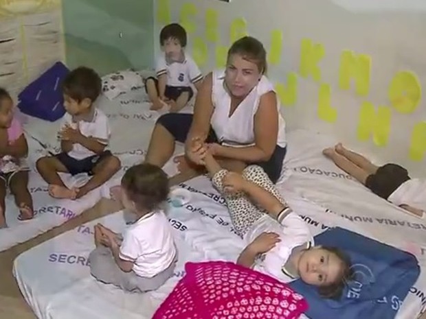 Na sala do maternal, todos os alunos escutam música clássica  (Foto: Reprodução/RBS TV)