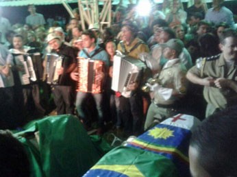 Sanfoneiros fazem última homenagem a Dominguinhos (Foto: Priscila Miranda / G1)
