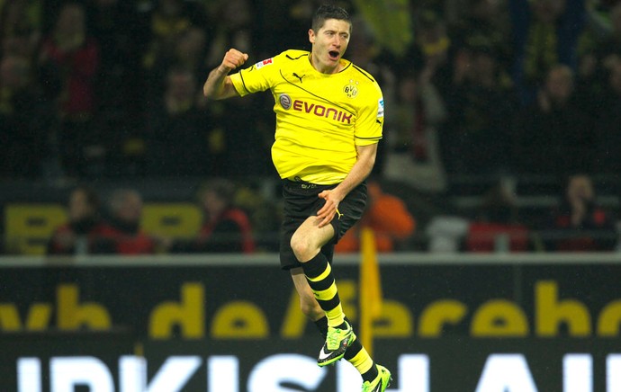 Lewandowski comemora gol do Borussia Dormtund contra o Stuttgart (Foto: Agência Reuters)