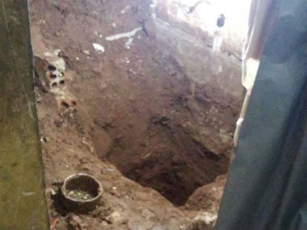 Buraco foi encontrado na madrugada desta quinta (18) (Foto: Divulgação/Polícia Civil) Buraco foi encontrado na madrugada desta quinta (18) (Foto: Divulgação/Polícia Civil)