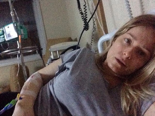 Luciana Vendramini em cama de hospital (Foto: Instagram/ Reprodução)