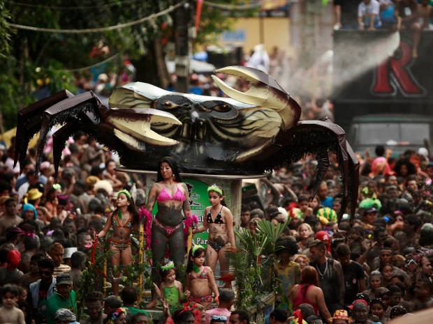 Caranguejo gigante é o carro abre-alas dos "Pretinhos do Mangue" (Foto: Tarso Sarraf / O Liberal)