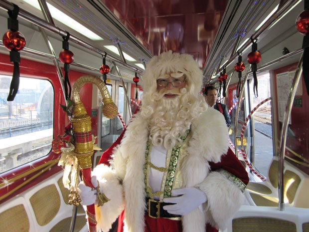 Metrô da Linha 4-Amarela recebeu decoração especial de Natal (Foto: Letícia Macedo/ G1)