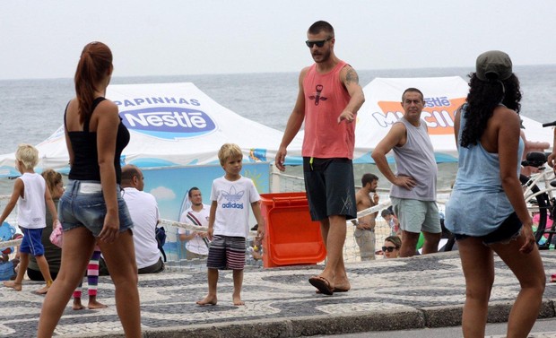 Rodrigo Hilbert vai com os filhos à praia, no Rio (Foto: J.Humberto / AgNews)