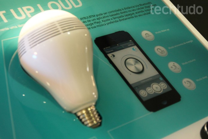 A lâmpada LED Playbulb se conecta ao smartphone via Bluetooth (Foto: Isadora Díaz/TechTudo) A lâmpada LED Playbulb se conecta ao smartphone via Bluetooth (Foto: Isadora Díaz/TechTudo)