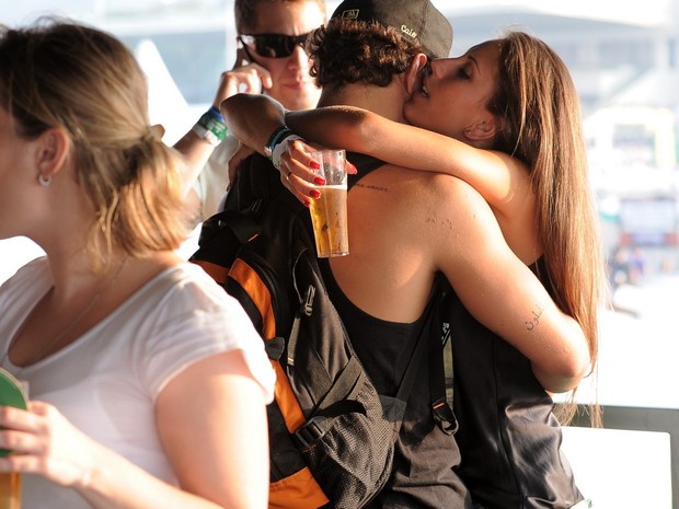 Caio Castro beija morena no Lollapaloozza (Foto: Agnews/ Agnews)
