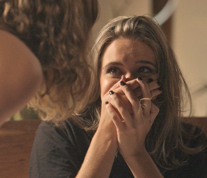 Cassandra se assusta com as ameaças de Sofia (Foto: TV Globo)