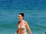 Glenda Kozlowski mostra a boa forma em dia de praia no Rio