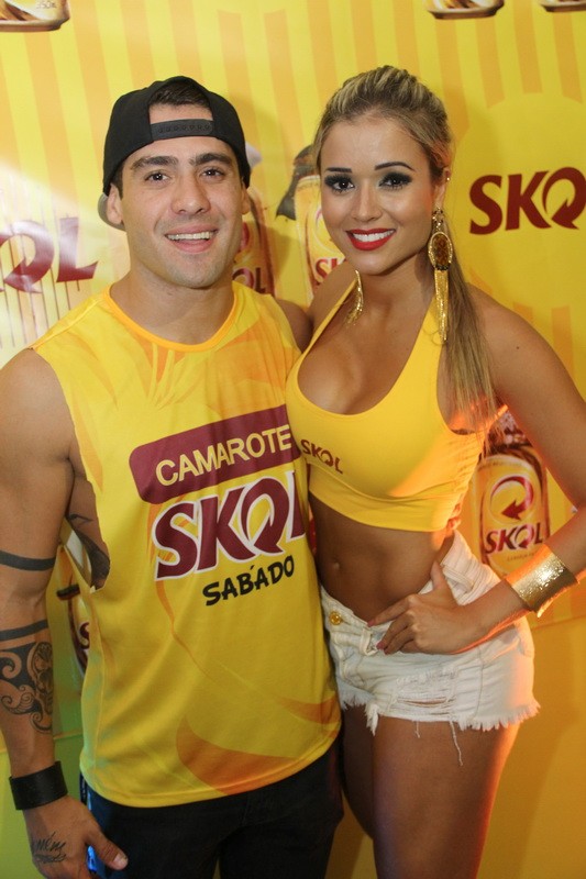 Ex-BBB Yuri e Aryane Steinkopf no carnaval de Vitória (Foto: Amandio Santos/Ag News)