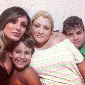 Andressa Urach com a mãe Marisete, o filho Arthur e o irmão caçula, Vinícius (Foto: Instagram / Reprodução)