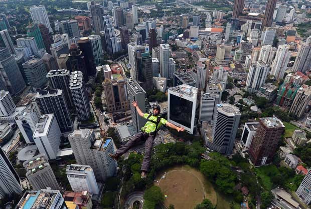 Luke Miller, da Austrália, é visto cainda após pular da torre Kuala Lampur (Foto: AFP)