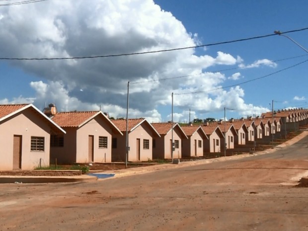 Eles dizem que prazo para entregar de 300 casas foi adiado várias vezes em Pouso Alegre (Foto: Reprodução EPTV) Eles dizem que prazo para entregar de 300 casas foi adiado várias vezes em Pouso Alegre (Foto: Reprodução EPTV)