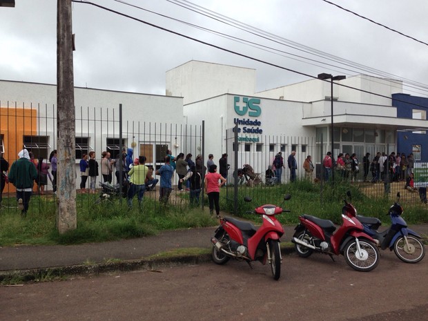 Funcionários e pacientes esperavam vistoria da Guarda Municipal para entrarem na unidade nesta manhã de quinta-feira (26) (Foto: Arquivo pessoal)