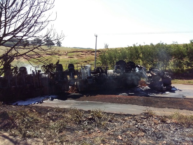 Caminhão com combustível capotou e explodiu na PR-482 (Foto: Roberto Porto/ RPC Noroeste)
