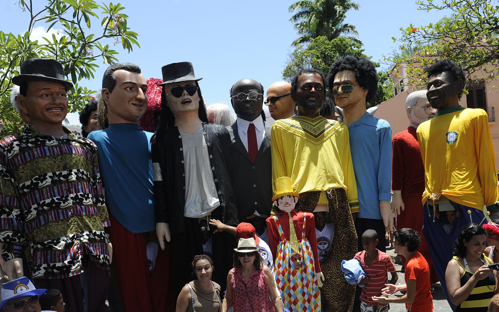 Desfile de bonecos gigantes, no sítio histórico de Olinda, nesta segunda-feira de carnaval (Foto: Diego Moraes / G1)
