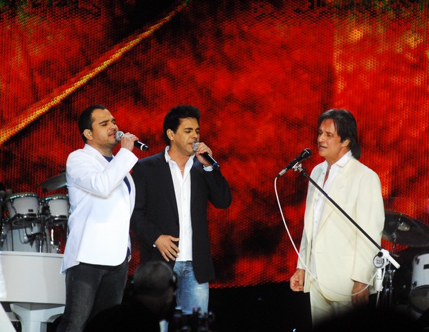 Zezé Di Camargo e Luciano com Roberto Carlos (Foto: TV Globo / Kiko Cabral) Zezé Di Camargo e Luciano com Roberto Carlos (Foto: TV Globo / Kiko Cabral)