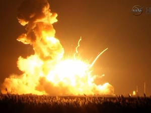 Imagem tirada de vídeo da TV Nasa mostra foguete Antares explodindo logo após lançamento na Instalação de Voo Wallops, em Virgínia, nesta terça-feira  (Foto: AP Photo/Nasa TV)