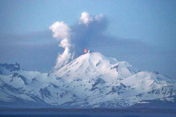 Pavlof é um dos vulcões mais ativos do Alasca (Foto: Rachel Kremer/Alaskan Volcano Observatory/AP)