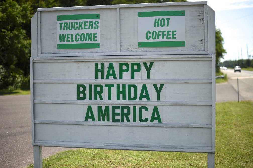'Feliz aniversário, América', diz anúncio de banca de sorvete em Medford, em Nova Jersey   (Foto: REUTERS/Mark Makela)