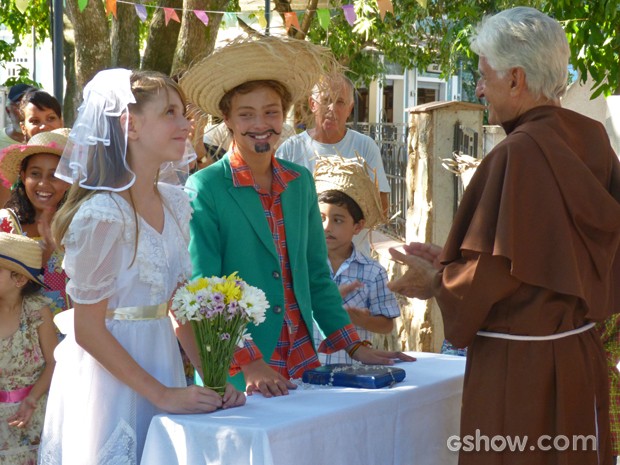 Sidney e Sofia pequenos na festa junina (Foto: Malhação / Tv Globo)