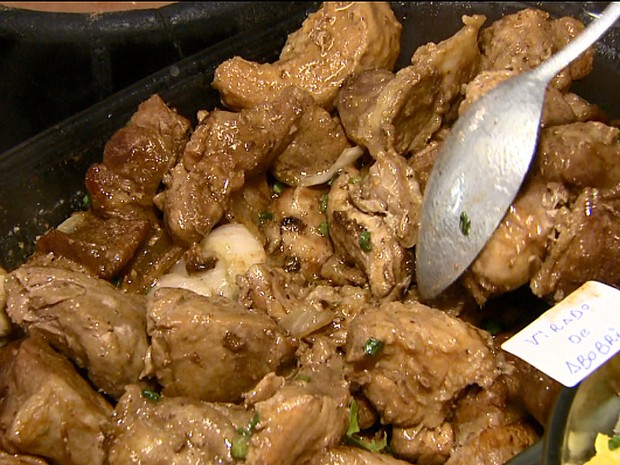 Preço da carne de porco também está mais em conta nos restaurantes (Foto: Rodrigo Sargaço/EPTV)