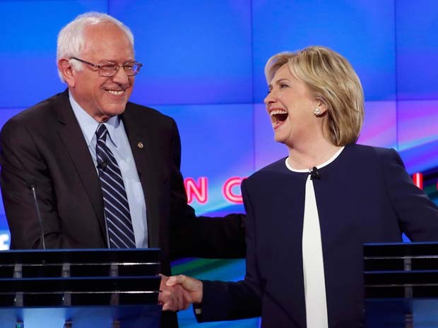 Bernie Sanders e Hillary Clinton apertam as mãos após Sanders defender que Hillary está certa sobre não querer falar sobre a polêmica sobre seus emilas (Foto: REUTERS/Lucy Nicholson)