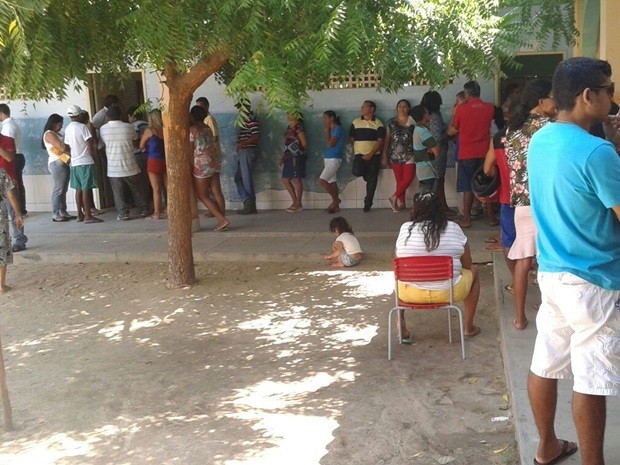Para votar, eleitores enfrentam filas na Escola Municipal Professor Antônio da Graça Machado, em Mossoró.