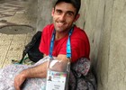 Morador de rua cuida da limpeza de estádio no RS (Caetanno Freitas/G1)