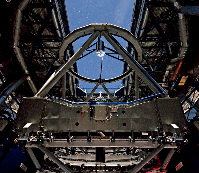 Vista de dentro, a estrutura do Very Large Telescope (VLT) parece complexa. E é mesmo. (Foto: ESO/ G. Lombardi, José Francisco Salgado, J.L. Dauvergne &amp; G. Hüdepohl (atacamaphoto.com))