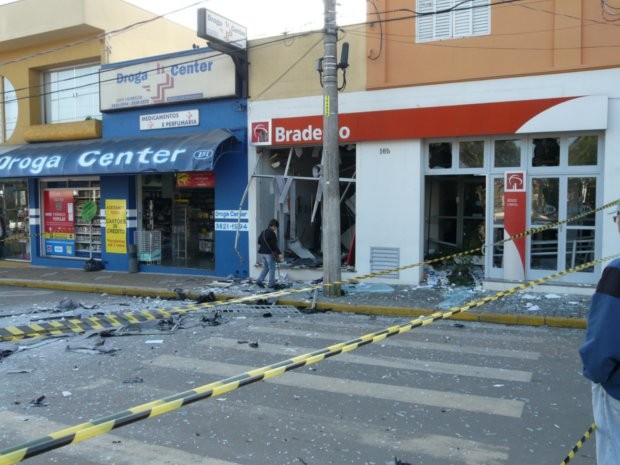 Explosivos danificaram a agência e uma farmácia ao lado em Elias Fausto (Foto: G1 Piracicaba)