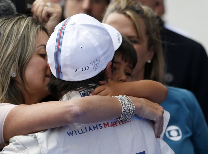 Felipe Massa recebe carinho da esposa Raffaela e do filho Felipinho após pole na Áustria (Foto: AP)